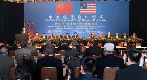 9月8日,正在美国进行正式友好访问的中国全国人大常委会委员长吴邦国在菲尼克斯出席中美经贸合作论坛开幕式并发表演讲。新华社记者 马占成 摄