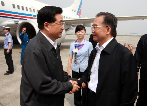 5月16日,中共中央总书记、国家主席、中央军委主席胡锦涛乘飞机抵达四川绵阳,慰问灾区干部群众,看望抗震救灾一线的部队官兵和医护人员。国务院总理温家宝到机场迎接胡锦涛。 新华社记者 鞠鹏 摄