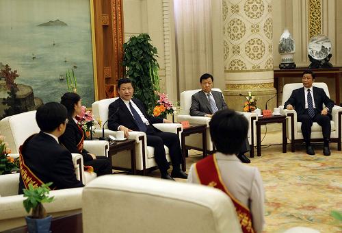 9月27日,中共中央政治局常委、中央书记处书记、国家副主席习近平在北京人民大会堂会见李林森先进事迹报告团全体成员并讲话。新华社记者 刘卫兵 摄