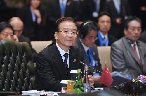 11月18日,中国国务院总理温家宝在印度尼西亚巴厘岛出席第十四次东盟与中日韩(10+3)领导人会议。