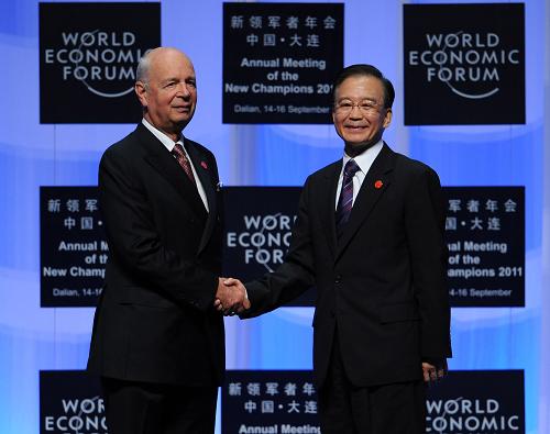 9月14日,世界经济论坛2011年新领军者年会(简称“第五届夏季达沃斯论坛”)在大连开幕。中国国务院总理温家宝出席开幕式并发表题为《实现更长时期、更高水平、更好质量的发展》的致辞。这是温家宝和世界经济论坛主席施瓦布在开幕式上握手。新华社记者 李钢 摄