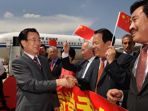当地时间6月15日下午,中共中央政治局常委、中央纪委书记贺国强抵达马德里开始对西班牙进行友好访问。西班牙政府高级官员、中国驻西班牙大使馆工作人员、中资机构、留学生和华侨华人代表等到机场迎接。新华社记者 刘建生 摄