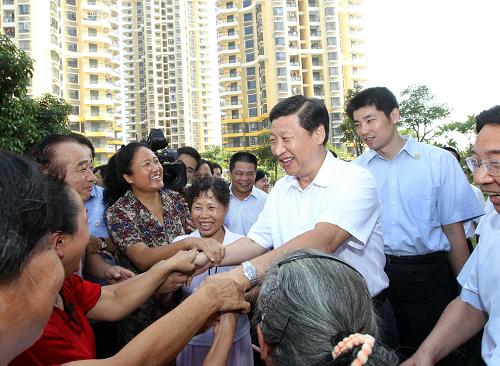 中共中央政治局常委、中央书记处书记、国家副主席习近平9月3日至6日在福建调研。这是9月6日,习近平在厦门高林居住区金安社区看望社区群众。 新华社记者 兰红光 摄