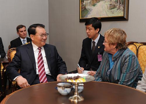 当地时间9月21日,中共中央政治局常委李长春在塔林与爱沙尼亚议长埃娜·埃尔格马举行大、小范围会见。 新华社记者 马占成 摄