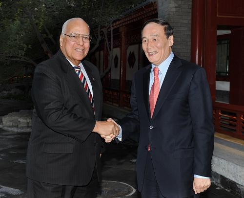 9月27日,国务院副总理王岐山在北京钓鱼台国宾馆会见古巴部长会议副主席卡夫里萨斯。新华社记者 李涛 摄