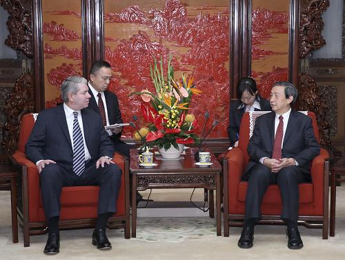 马凯会见美国联邦审计署审计长 11月18日,中国国务委员兼国务院秘书长马凯在北京中南海紫光阁会见美国联邦审计署审计长基恩·多达罗。 新华社记者 庞兴雷 摄