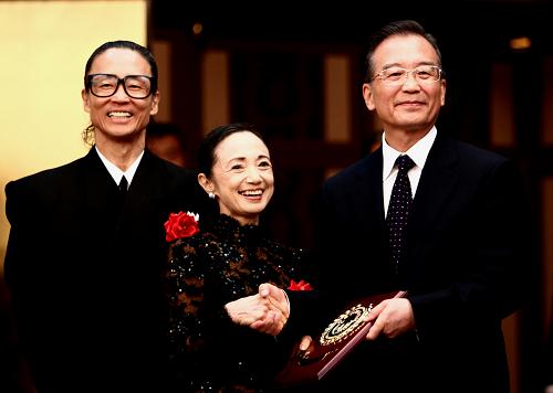 5月30日晚,中国国务院总理温家宝在东京会见日本民间友好团体和友好人士代表并颁奖。这是温家宝总理向松山芭蕾舞团代表颁奖。 新华社记者 姚大伟 摄