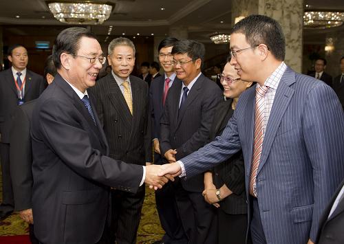 6月15日,正在马来西亚进行正式友好访问的中共中央政治局常委、中央纪委书记贺国强在吉隆坡出席在马来西亚中资企业座谈会。这是会前贺国强同中资企业负责人亲切交谈。新华社记者 黄敬文 摄