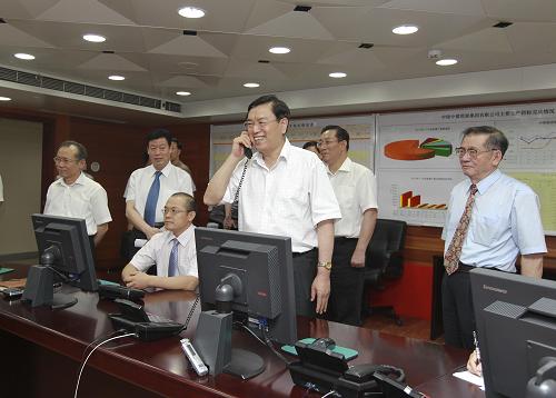 8月18日至19日,中共中央政治局委员、国务院副总理张德江在北京调研部分中央企业安全生产工作。这是张德江在中煤能源集团总调度室与正在矿井下的平朔煤业有限公司的工人通电话了解安全生产情况。新华社记者 谢环驰 摄