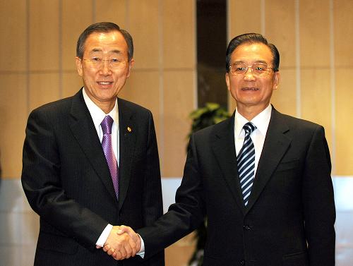 12月17日,中国国务院总理温家宝在丹麦首都哥本哈根会见联合国秘书长潘基文。 新华社记者 刘建生 摄