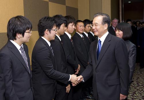 温家宝会见日本上智大学学生代表 5月21日,中国国务院总理温家宝在东京会见日本上智大学学生代表。 新华社记者黄敬文摄