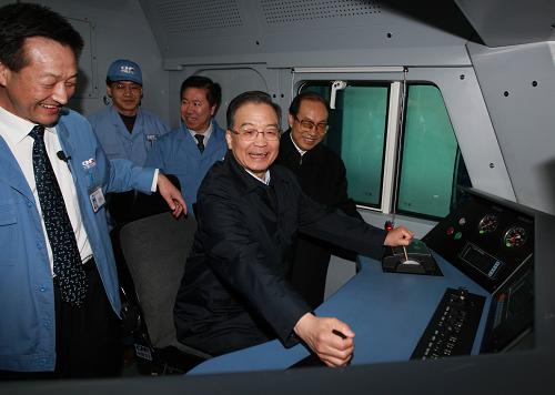 3月21日,温家宝在中国北车集团大连机车车辆有限公司参观企业自主研制的“和谐型”9600千瓦大功率电力机车。他说,我们在电力机车上已经走在了世界前列,这是中国人的骄傲,希望企业全体职工继续努力。 3月20日至22日,中共中央政治局常委、国务院总理温家宝来到辽宁,就企业生产经营情况进行调查研究。 新华社记者 鞠鹏 摄
