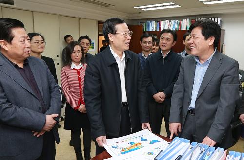 3月18日至22日,中共中央政治局常委、国务院副总理张高丽先后到国家发展改革委、财政部、住房和城乡建设部、环境保护部、国土资源部、国务院发展研究中心、国家税务总局、国家统计局、三峡办、南水北调办调研。这是3月19日,张高丽在环境保护部调研。新华社记者姚大伟摄