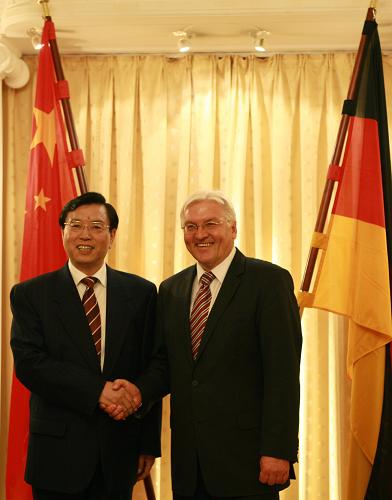 张德江会见德国副总理兼外长 9月10日,中国国务院副总理张德江(左)在德国汉堡会见德国副总理兼外长施泰因迈尔。 新华社记者罗欢欢摄