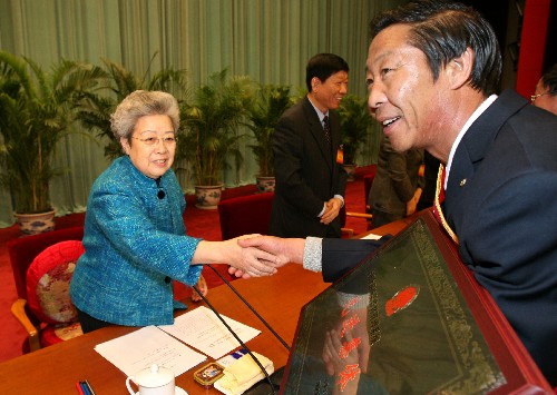 1月30日至31日,2008年全国食品药品监督管理工作会议在北京召开,国务院副总理吴仪出席会议并讲话。这是1月31日,吴仪为全国食品药品监督管理系统先进集体颁奖。 新华社记者 庞兴雷 摄