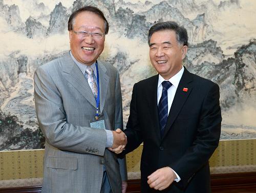 9月2日,中国国务院副总理汪洋在北京中南海会见台湾区电机电子工业同业公会(电电公会)理事长郭台强。新华社记者 刘建生 摄