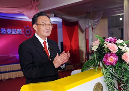 11月11日,正在泰国进行正式友好访问的中国全国人大常委会委员长吴邦国在曼谷出席在泰华人华侨各界举行的晚宴。这是吴邦国委员长在晚宴上致辞。新华社记者 李涛 摄