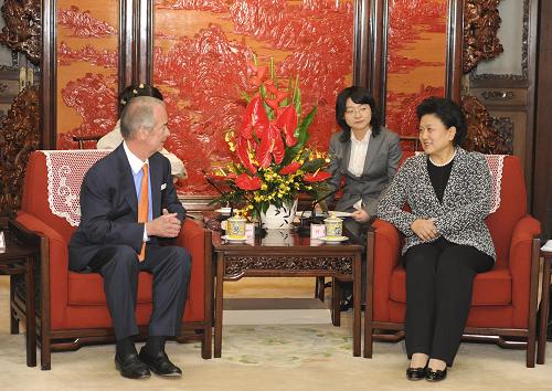 3月31日,中国国务委员刘延东在北京中南海紫光阁会见美国杜克能源公司董事长罗杰毅。 新华社记者 谢环驰 摄