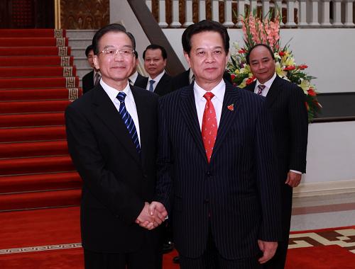 10月28日,国务院总理温家宝在河内会见越南总理阮晋勇。新华社记者 庞兴雷 摄
