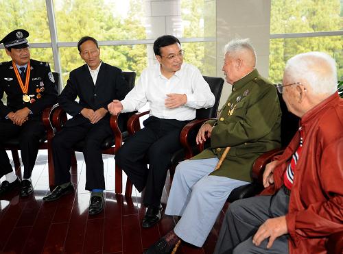 这是9月24日,李克强在井冈山看望慰问老红军、红军后代和劳动模范代表。新华社记者 马占成 摄