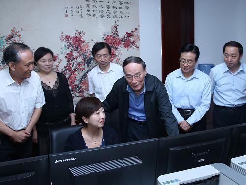9月2日,中共中央政治局常委、中央纪委书记王岐山在北京调研中央纪委监察部网站建设。新华社记者 庞兴雷 摄