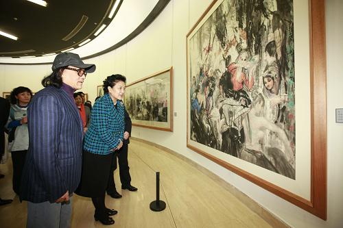 3月30日,国务委员刘延东参观正在中国美术馆举办的石齐个人画展。画展展出了当代画家石齐自上世纪六十年代至今的精品画作百余幅。这是刘延东在石齐(前左)的陪同下参观画展。 新华社记者 任正来 摄