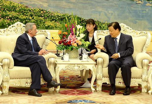 7月24日,中共中央政治局常委、中央书记处书记刘云山在北京人民大会堂会见古巴共产党中央书记处书记、国际关系部部长何塞·拉蒙·巴拉格尔。新华社记者 刘建生 摄