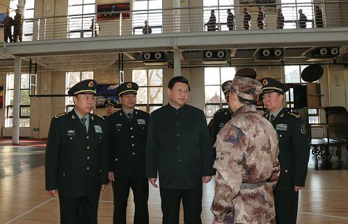 11月28日,中共中央总书记、国家主席、中央军委主席习近平视察济南军区部队。这是习近平实地察看济南军区直属队新兵团训练情况。新华社记者 李刚 摄