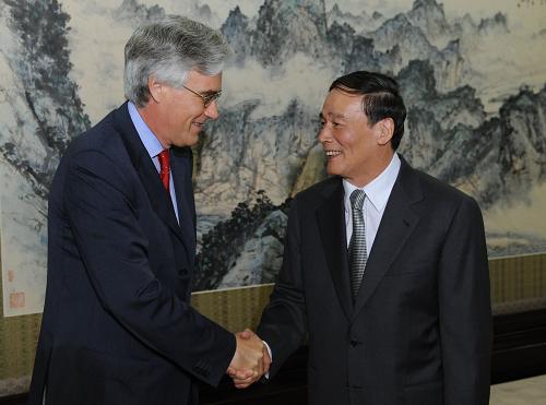 6月17日,中国国务院副总理王岐山在北京中南海紫光阁会见英国金融服务局主席特纳勋爵。 新华社记者 黄敬文 摄