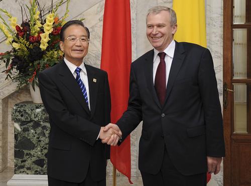 温家宝与比利时首相莱特姆举行会谈 10月6日,中国国务院总理温家宝在布鲁塞尔与比利时首相莱特姆举行会谈。 新华社记者 谢环驰 摄
