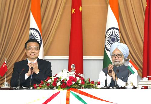 5月20日,中国国务院总理李克强在新德里与印度总理辛格举行会谈后,共同会见记者。 新华社记者 鞠鹏 摄