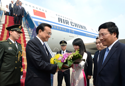 10月13日,中国国务院总理李克强抵达河内,开始对越南进行正式访问。越南外交部长范平明(右一)到机场迎接。 新华社记者 刘建生 摄