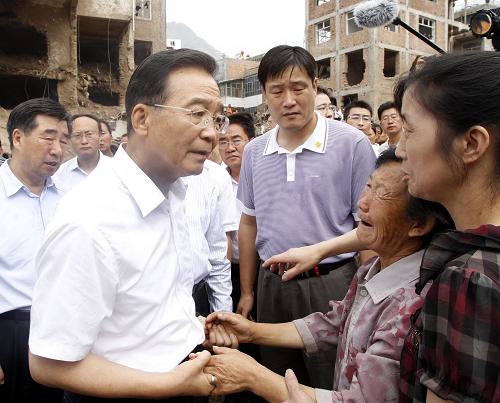 8月9日,中共中央政治局常委、国务院总理温家宝继续在甘肃舟曲县特大山洪泥石流灾区察看灾情,指导抗洪抢险救灾工作。这是温家宝在舟曲县灾区抚慰失去亲人的群众。