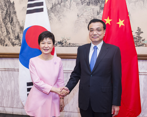 6月28日,国务院总理李克强在北京钓鱼台国宾馆会见韩国总统朴槿惠。新华社记者 王晔 摄