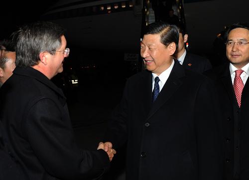 6月9日凌晨,应智利总统皮涅拉邀请,国家副主席习近平抵达圣地亚哥,开始对智利进行正式访问。这是习近平与在舷梯前迎候的智利代外长施密特亲切握手。新华社记者 马占成 摄