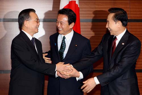 12月13日,中日韩领导人会议在日本福冈举行,中国国务院总理温家宝、日本首相麻生太郎、韩国总统李明博出席会议。新华社记者 姚大伟 摄
