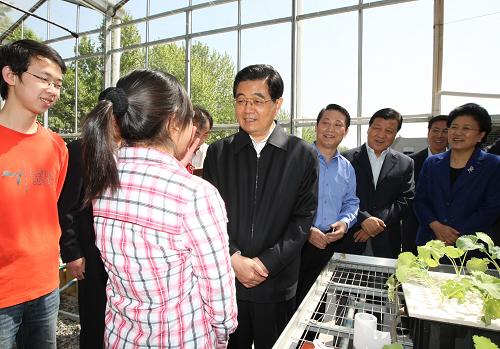 5月2日,中共中央总书记、国家主席、中央军委主席胡锦涛来到中国农业大学,同广大师生共迎五四青年节。这是胡锦涛在学校实验教学中心基地温室里同师生们亲切交谈。 新华社发