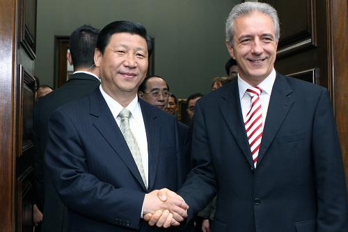 10月10日,正在德国进行正式访问的国家副主席习近平在萨克森州首府德累斯顿会见州长提里希。新华社记者 罗欢欢摄