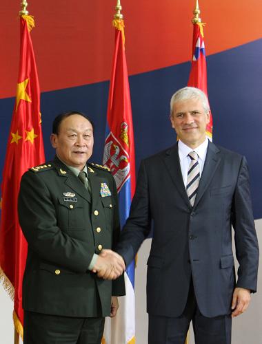 9月7日,塞尔维亚总统塔迪奇(右)在贝尔格莱德会见来访的中国国务委员兼国防部长梁光烈上将。梁光烈一行9月5日抵达塞尔维亚进行为期4天的正式访问。新华社记者连国辉摄