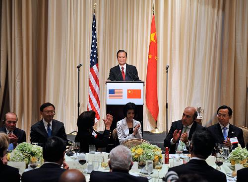 9月22日,中国国务院总理温家宝在纽约出席美国友好团体举行的欢迎晚宴并发表演讲。新华社记者 张军 摄