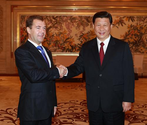 9月28日,国家副主席习近平在上海会见前来出席上海世博会俄罗斯馆国家馆日活动的俄罗斯总统梅德韦杰夫。新华社记者 刘卫兵 摄