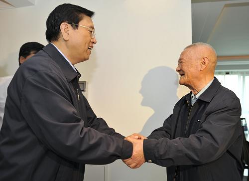 9月28日,中共中央政治局委员、国务院副总理张德江在北京看望了中国航天科技集团公司谢光选院士。 新华社记者谢环驰摄