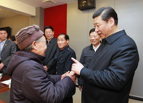3月20日至23日,中共中央政治局常委、中央书记处书记、国家副主席习近平在湖南调研。这是3月20日,习近平在韶山市和韶山村党员群众代表座谈时同老党员刘秀华亲切交谈。新华社记者 鞠鹏 摄