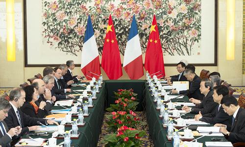 11月26日,中国国务院副总理马凯与法国经济和财政部长莫斯科维奇在北京共同主持首次中法高级别经济财金对话。新华社记者 王晔 摄