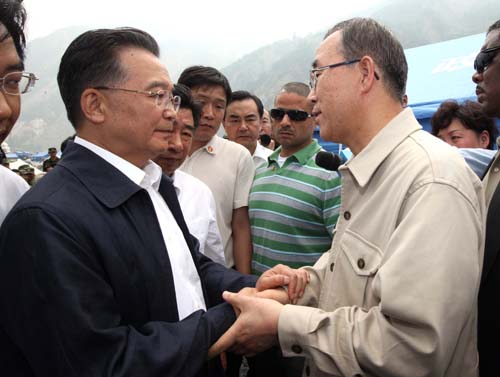 温家宝在地震灾区与联合国秘书长潘基文会面 5月24日,正在四川省汶川县指挥抗震救灾工作的国务院总理温家宝在映秀镇救灾现场与专程前来走访慰问中国地震灾区的联合国秘书长潘基文会面。 新华社记者姚大伟摄
