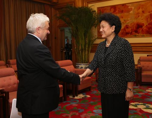 9月13日,中国国务院副总理刘延东在北京中南海会见首次访华的英国皇家学会会长保罗·纳斯爵士一行。新华社记者 刘卫兵 摄