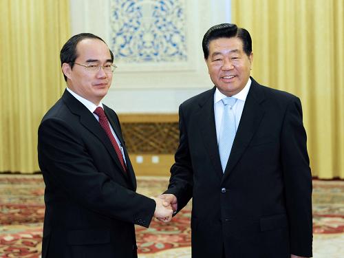 4月30日,全国政协主席贾庆林在北京人民大会堂会见越南政府副总理兼教育和培训部长阮善仁。 新华社记者 李涛 摄