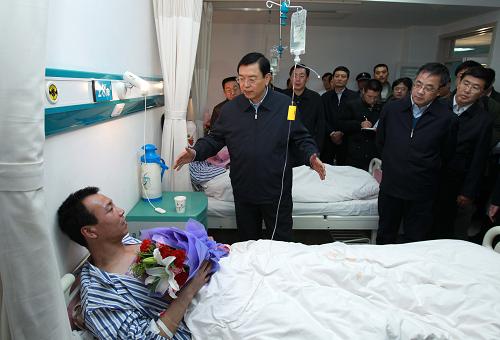 3月1日7时许,神华集团乌海能源有限公司骆驼山煤矿在建矿井发生透水事故后,国务院总理温家宝作出重要指示,要求千方百计抢救被困人员,并做好善后工作。受温家宝总理委派,国务院副总理张德江抵达内蒙古乌海骆驼山煤矿事故现场,指导救援工作。这是张德江在乌海市人民医院看望伤员。新华社记者 庞兴雷 摄