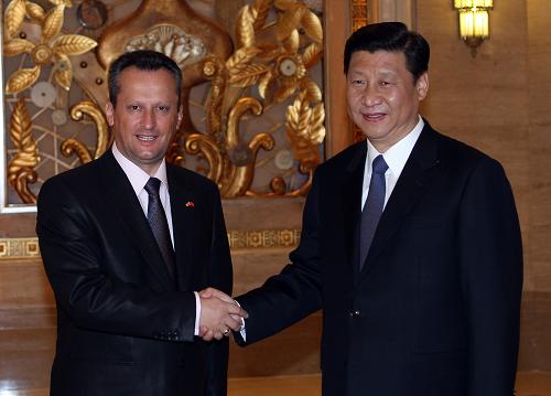 5月1日,中国国家副主席习近平在上海会见前来出席上海世博会开幕式的马其顿议长韦利亚诺夫斯基。新华社记者 樊如钧 摄