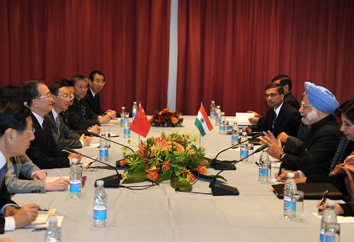 12月18日,中国国务院总理温家宝在哥本哈根会见印度总理辛格。新华社记者 刘建生 摄